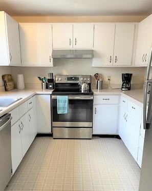 Fully equipped kitchen with stove, fridge, dishwasher, microwave, coffeemaker