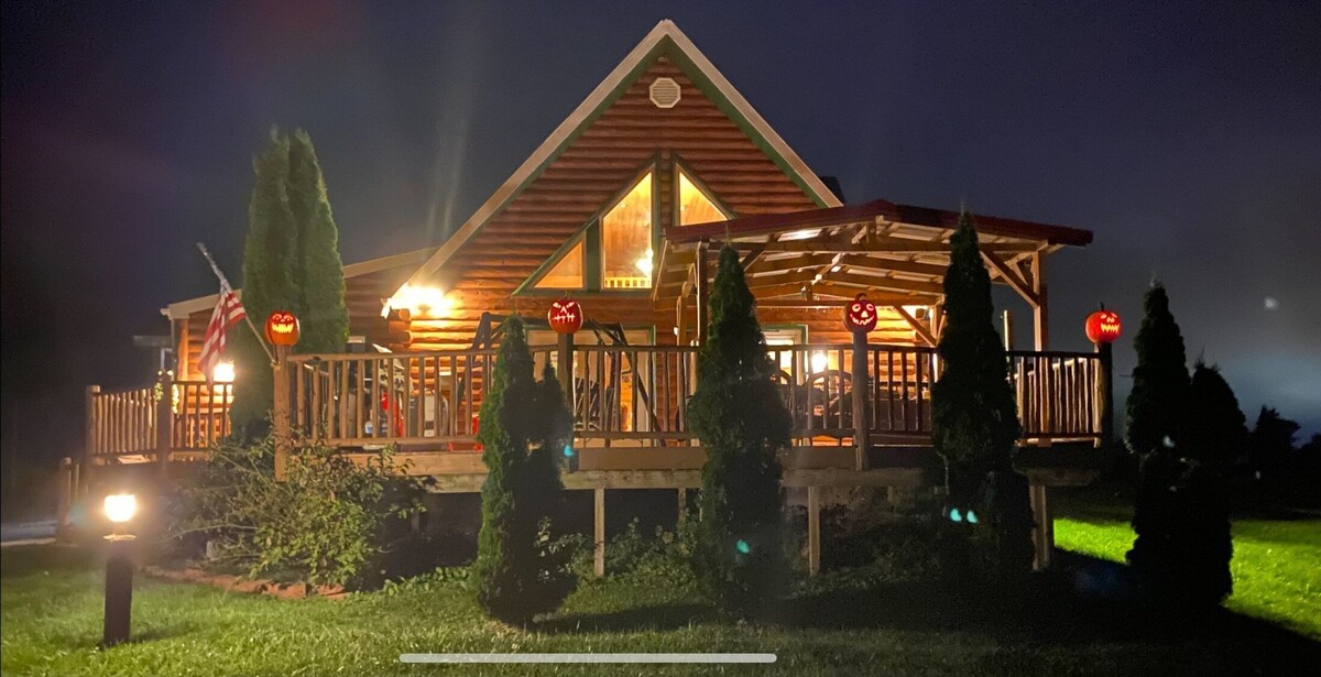 Beautiful Waterfront Lake George Log Chalet with Dock