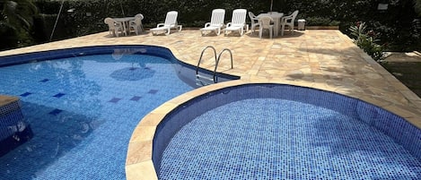 Piscina adulto e infantil com deck mobiliado