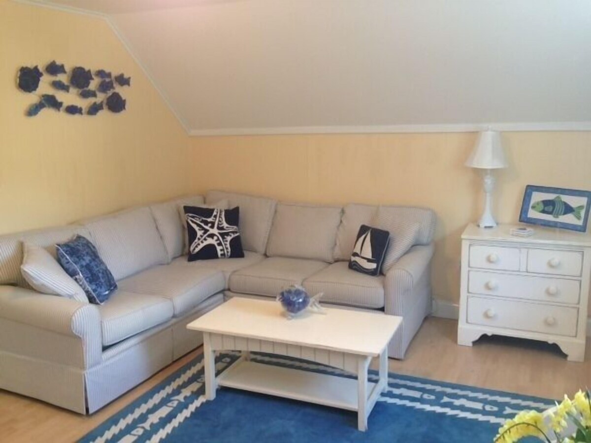Beautiful Victorian Carriage House Steps Away From Beach