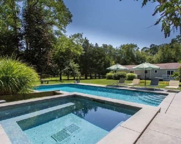 Heated Pool with Hot Tub!