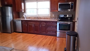 Fully equipped kitchen, stainless steel appliances