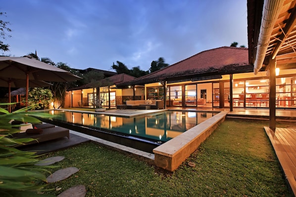 Great Offer! 4bed Villa Seminyak Prime