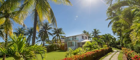 Linda casa com belíssimo  gramado!