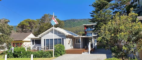 Nestled at the North end of Thirroul Beach in a quiet cul de sac location