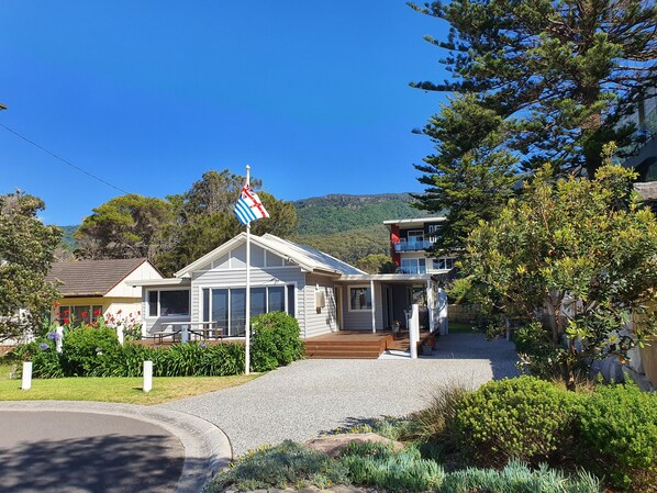 Nestled at the North end of Thirroul Beach in a quiet cul de sac location