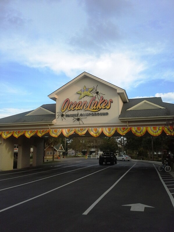 Entrance at routes (business) 17 and route 544.