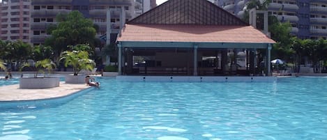 Uma das maiores piscina da Riviera de São Lourenço.