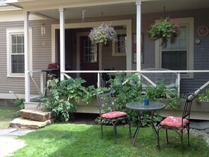 Porch with salad garden and grill