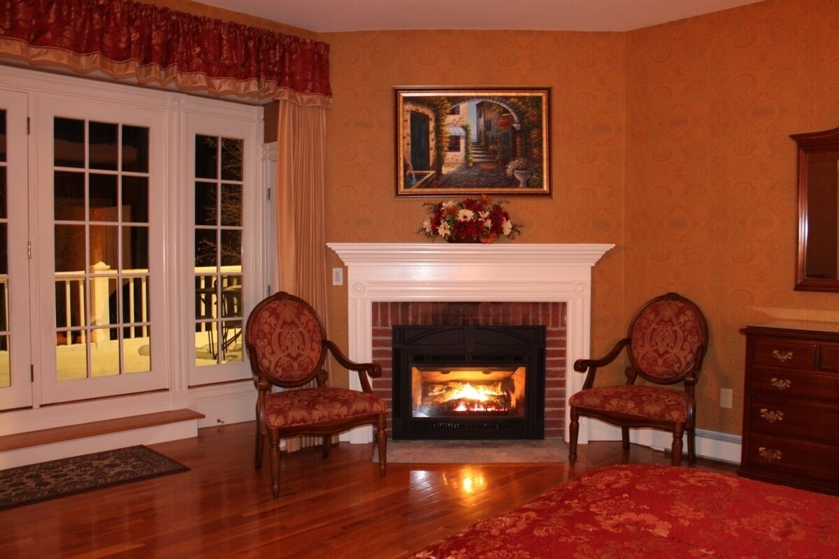 Spacious Elegant Historic Manor in the White Mountains -Skiing, Story Land, More