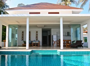Beautiful Beachfront 3 BRM, private pool
