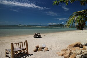 Beautiful Beachfront 3 BRM, private pool