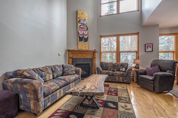 Ideal Location, 3 Bedroom plus Private Den, Perfect for a Silver Star Vacation!