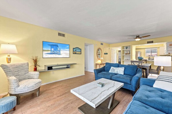 Open-Concept Living & Dining – Bright, Beachy Comfort at Dan’s Florida Condos
