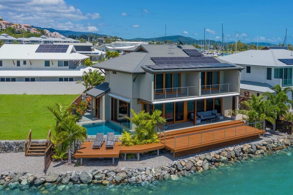 Stunning Marina frontage - Port of Airlie Marina