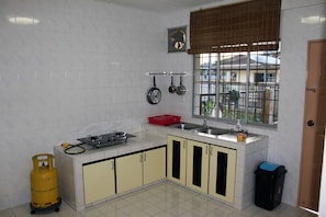 Wet kitchen with cooking stove