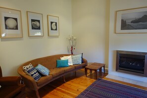 Lounge, air con, gas fire, lots of seating, TV, Foxtel, window, luxury & privacy