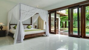 3 BR, Private Pool, Ctrl Seminyak, Staff