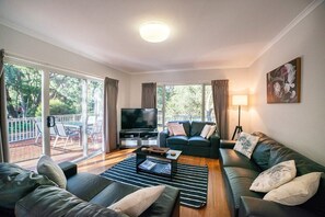 Inviting living: Smart TV, WiFi, gas & electric heating. Modern comfort and entertainment. 