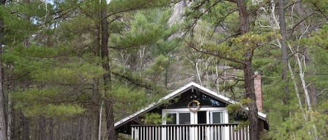 Classic chalet with Cathedral Ledge backdrop