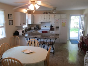 Immaculate Kitchen--2013 New Granite