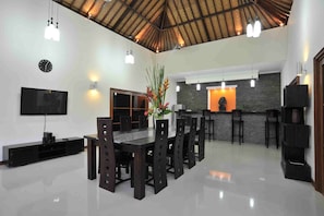 4 Bedroom villa w/ Breakfast, Seminyak