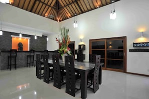 4 Bedroom villa w/ Breakfast, Seminyak