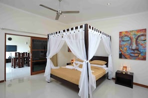 4 Bedroom villa w/ Breakfast, Seminyak