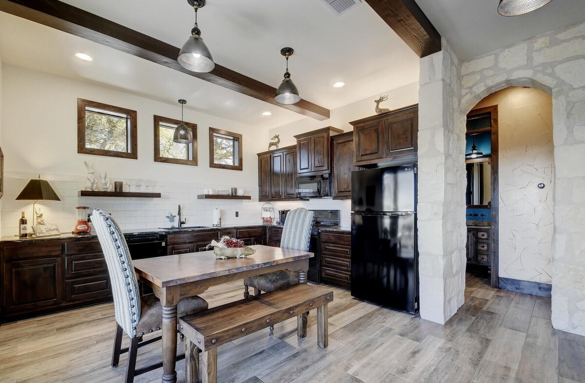 Eleven Eleven Ranch – Professionally Decorated Romantic Getaway w/Great Views!