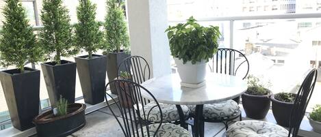 Private patio with marble top bistro table and 4 chairs