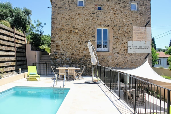 Shared pool terrace with easy access to Le Haut Maison and Le Cave