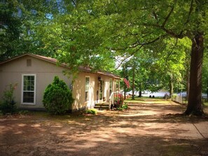 The Cottage welcomes you to the lake...