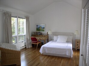 master bedroom w/ queen bed