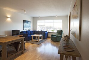 The living room seen from the entrance to the kitchen.