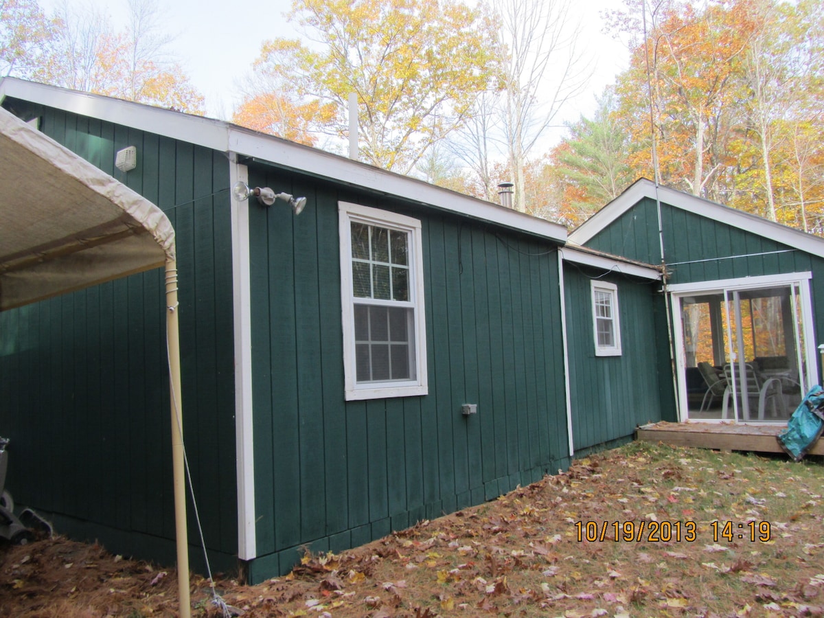 Country cottage, set back off the road, nice location, 1/2 mile to beach