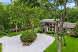 Large driveway with generous parking