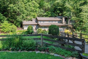 Front garden of the Lodge