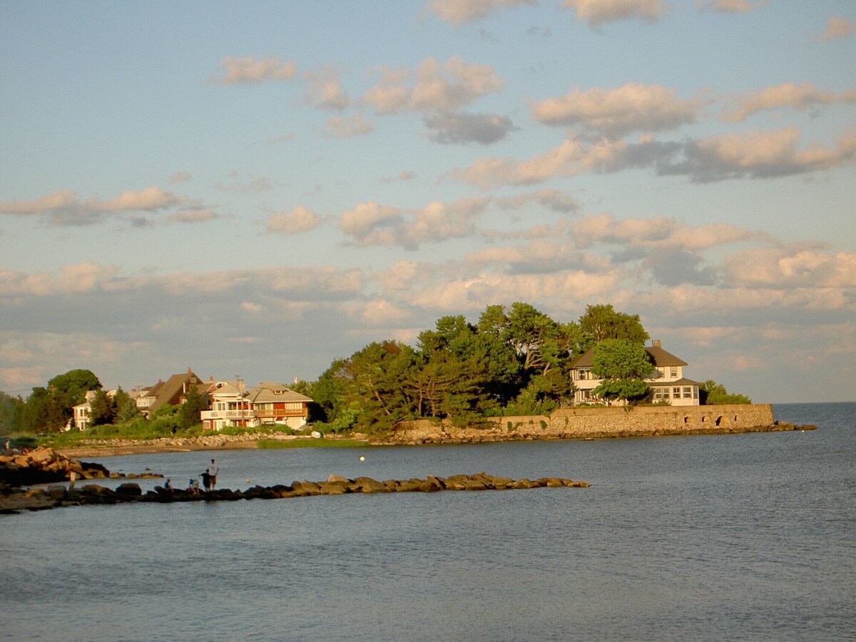 Beachfront cottage on Historic Circle Beach