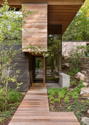 Entry to a modernist-style cabin in the woods: true luxury in nature
