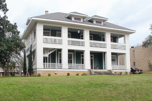 Historic Holle House, on a beautiful half acre lot, with huge relaxing porches