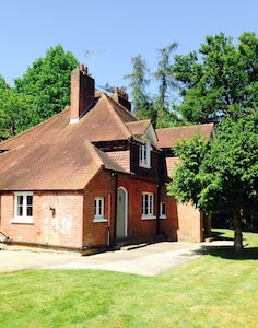 Beautiful Victorian cottage in Ashtead easy access to London set in countryside 