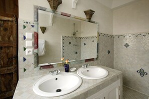 Master ensuite bathroom