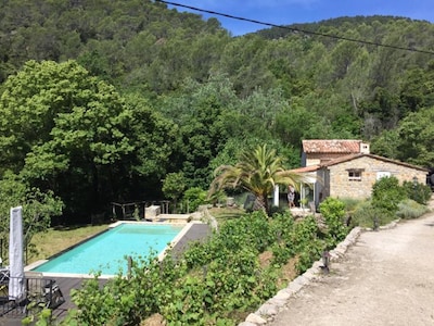 Luxuriöse Villa am Fluss mit privatem Pool und 4000m2 Garten