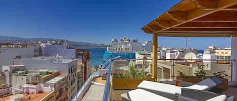 The Amazing 360 º terrace has views from the beach to the port 