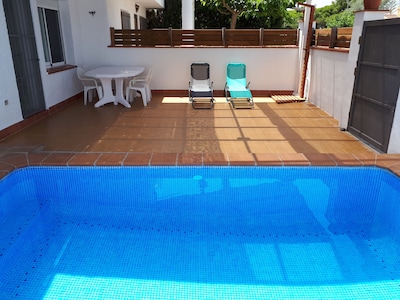 Casa Rogi, with pool, ideal for family, on main street and near the beach