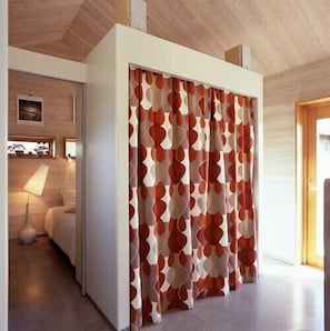Hall och i bakgrunden sovrum