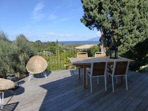 vue de la terrasse sur le cap corse et le golfe de saint florent