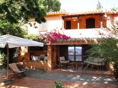 Una encantadora villa rodeada de verde, a pocos pasos de la playa.