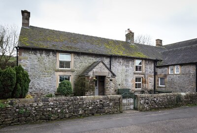 5 Star 700 years old cottage - bags of charachter in centre of honeypot village