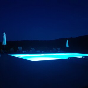 piscine vue de nuit